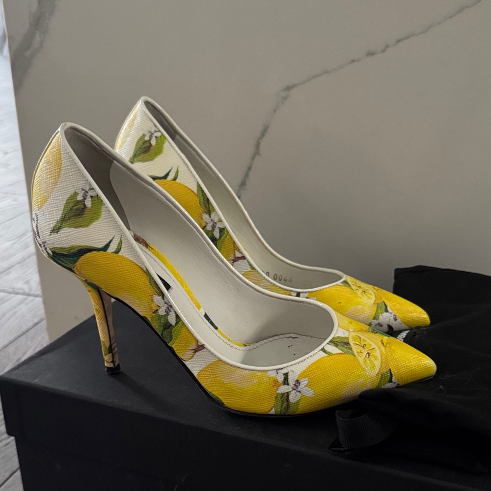 🍋🍋. Dolce & Gabbana LIMONI FONDO Lemon Print Yellow Heels. 🍋🍋